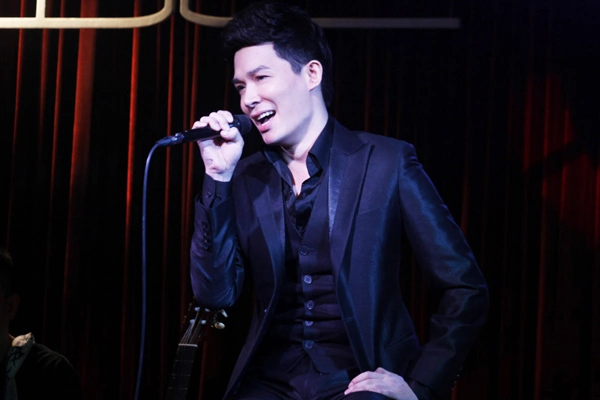 Hạnh phúc trước tình cảm của khán giả, nam ca sĩ hát tận 13 bài mà vẫn không biết mệt. Hạnh phúc trước tình cảm của khán giả, nam ca sĩ hát tận 13 bài mà vẫn không biết mệt.