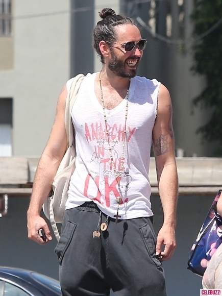 Danh hài người Anh Russell Brand - chồng cũ Katy Perry. Danh hài người Anh Russell Brand - chồng cũ Katy Perry.