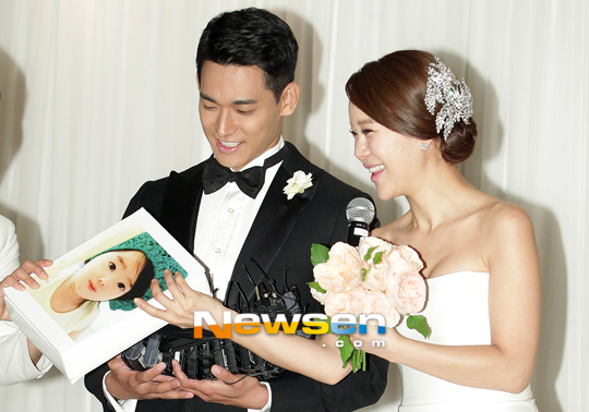 Baek Ji Young nhận món quà từ một vị khách. Baek Ji Young nhận món quà từ một vị khách.