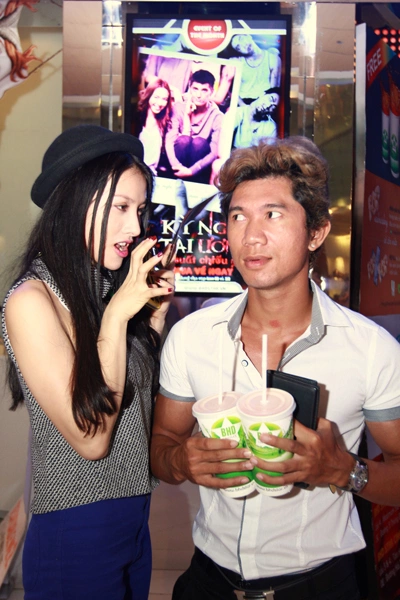 Sánh đôi cùng Trương Nhi đi xem phim là bạn trai cô, nhạc sĩ Lương Bằng Quang. Cả hai công khai tình cảm đã hơn một năm nay và thường xuyên Sánh đôi cùng Trương Nhi đi xem phim là bạn trai cô, nhạc sĩ Lương Bằng Quang. Cả hai công khai tình cảm đã hơn một năm nay và thường xuyên
