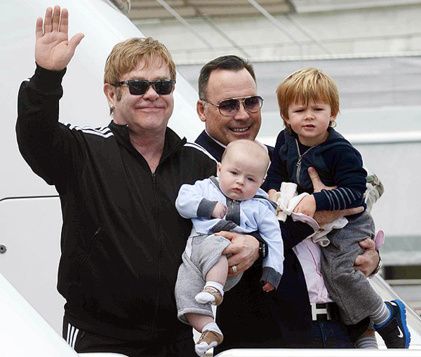 Tuần trước, Elton John và David Furnish đưa hai cậu con trai tới Venice du ngoạn. Tuần trước, Elton John và David Furnish đưa hai cậu con trai tới Venice du ngoạn.