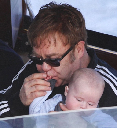 elton11-162124-1374307859_600x0.jpg