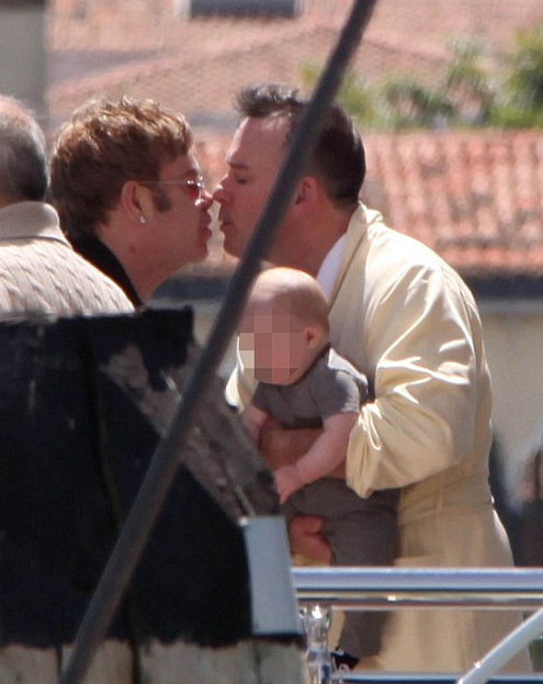 Elton và David trao nhau cử chỉ âu yếm tại Venice hôm 1/6. Elton và David trao nhau cử chỉ âu yếm tại Venice hôm 1/6.