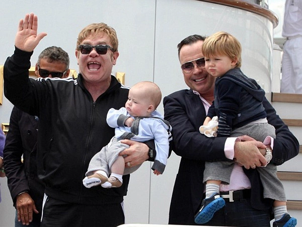 Elton vui vẻ vẫy tay chào các paparazzi trong khi đang ôm con trai nhỏ, bé Elijah. Elton vui vẻ vẫy tay chào các paparazzi trong khi đang ôm con trai nhỏ, bé Elijah.