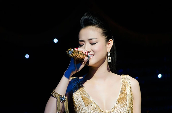 Cô thể hiện ca khúc "Nếu có biết trước" với tâm trạng day dứt của một cô gái trẻ khi nhận ra Cô thể hiện ca khúc "Nếu có biết trước" với tâm trạng day dứt của một cô gái trẻ khi nhận ra