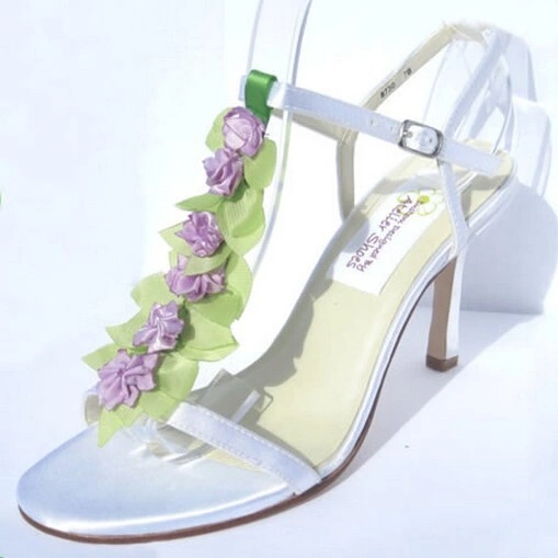 Những đôi sandal đính hoa kết hợp với váy cưới suông vintage, đem Những đôi sandal đính hoa kết hợp với váy cưới suông vintage, đem
