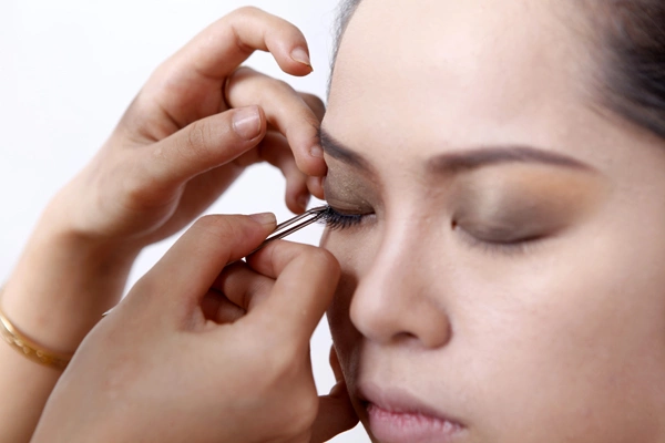 Dán mi và kẻ mắt nước cho đôi mắt thêm phần sắc nét và sáng, sau đó kẻ mí dưới tạo điểm nhấn cho mắt Dán mi và kẻ mắt nước cho đôi mắt thêm phần sắc nét và sáng, sau đó kẻ mí dưới tạo điểm nhấn cho mắt