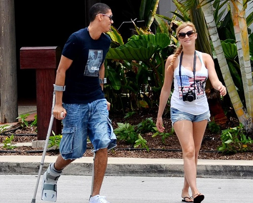 Chris Smalling chống nạng đi dạo với bạn gái khi mới đến Barbados. Chris Smalling chống nạng đi dạo với bạn gái khi mới đến Barbados.