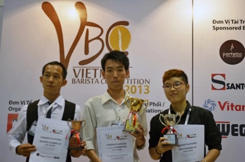Anh Hồ Quốc Tuấn từ Highlands Coffee đã đạt danh hiệu người pha chế cafe giỏi nhất trong cuộc thi Barista Việt Nam 2013. Anh Hồ Quốc Tuấn từ Highlands Coffee đã đạt danh hiệu người pha chế cafe giỏi nhất trong cuộc thi Barista Việt Nam 2013.