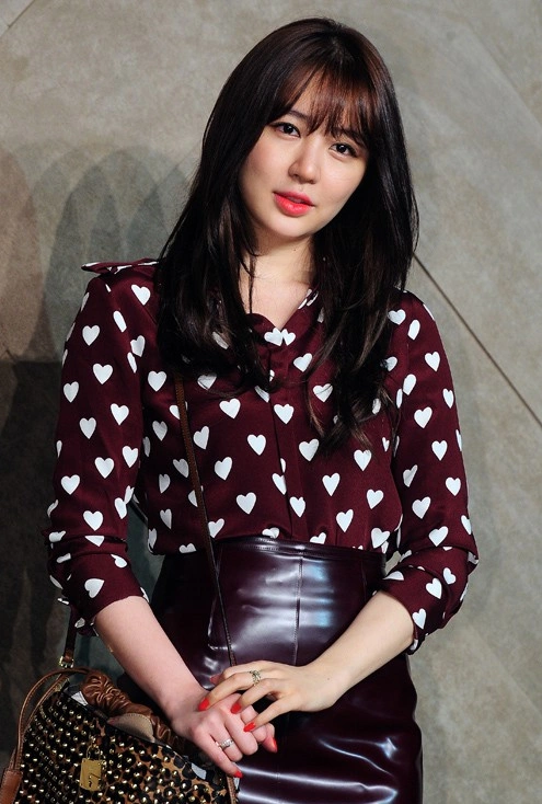 Yoon Eun Hye góp mặt trong một sự kiện thời trang diễn ra tối qua 5/6, cô mặc bộ đồ Yoon Eun Hye góp mặt trong một sự kiện thời trang diễn ra tối qua 5/6, cô mặc bộ đồ