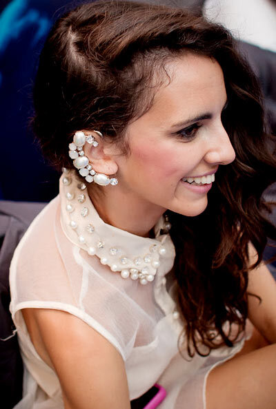 Nếu bạn ưa thích phong cách nhẹ nhàng, nữ tính nhưng vẫn muốn diện Ear Cuff thì hãy chọn cho mình những họa tiết mềm mại như hình hoa hay ngọc trai, đính đá, lông vũ... Nếu bạn ưa thích phong cách nhẹ nhàng, nữ tính nhưng vẫn muốn diện Ear Cuff thì hãy chọn cho mình những họa tiết mềm mại như hình hoa hay ngọc trai, đính đá, lông vũ...