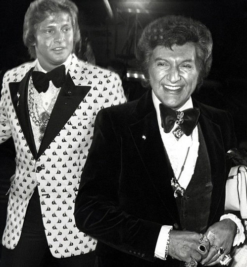 Scott Thorson (trái) và nghệ sĩ piano Liberace. Scott Thorson (trái) và nghệ sĩ piano Liberace.