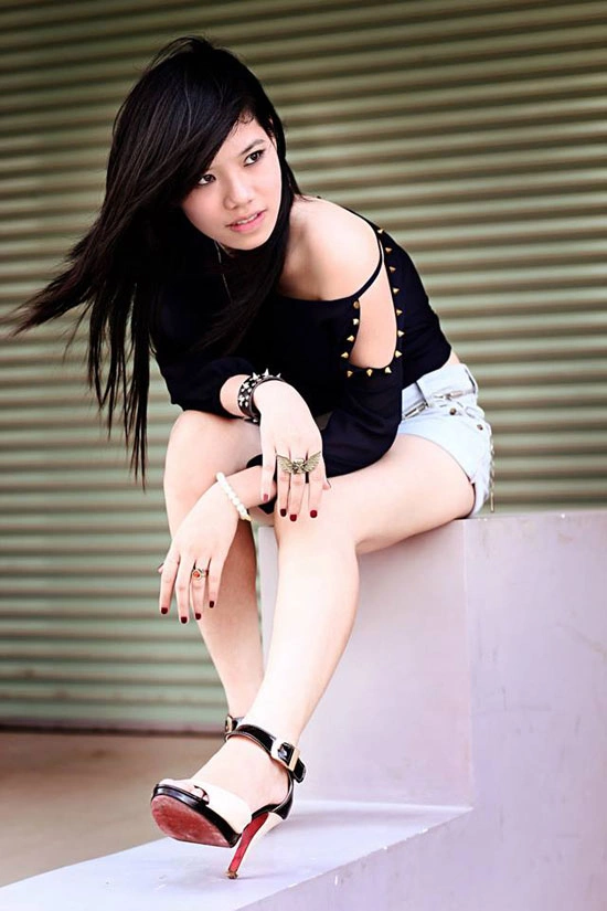 Nguyễn Thị Nguyệt Minh sinh năm 1993, cao 1m64, nặng 48 kg, số đo ba vòng 87-68-89.