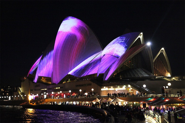 Màn trình diễn ánh sáng bên ngoài công trình nhà hát Opera Sydney huyền thoại chỉ là một phần của lễ hội, từ cầu cảng cho đến khắp đường phố Sydney những ngày này đều trở nên lung linh và rực rỡ ánh đèn. Những du khách may mắn tới Sydney dịp này sẽ có những trải nghiệm không thể quên. Màn trình diễn ánh sáng bên ngoài công trình nhà hát Opera Sydney huyền thoại chỉ là một phần của lễ hội, từ cầu cảng cho đến khắp đường phố Sydney những ngày này đều trở nên lung linh và rực rỡ ánh đèn. Những du khách may mắn tới Sydney dịp này sẽ có những trải nghiệm không thể quên.