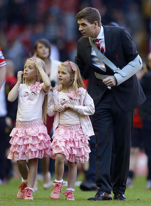 Hai cô con gái lớn Lilly Ella và Lexie theo chân bố Gerrard ra sân chào fan Liverpool khi mùa giải vừa kết thúc. Hai cô con gái lớn Lilly Ella và Lexie theo chân bố Gerrard ra sân chào fan Liverpool khi mùa giải vừa kết thúc.