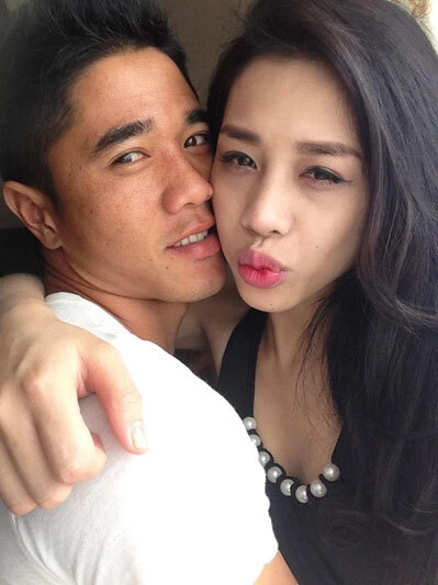 Hậu vệ Bùi Văn Long (HAGL) khoe bức ảnh tình cảm với cô bạn gái hotgirl. Hậu vệ Bùi Văn Long (HAGL) khoe bức ảnh tình cảm với cô bạn gái hotgirl.
