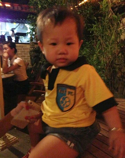 Thành Lương luôn hài hước và vui tính. 'Đại ca của em đây', tiền vệ nhỏ con người Ứng Hòa chú thích bức ảnh chụp cô con gái nhỏ đáng yêu. Thành Lương luôn hài hước và vui tính. 'Đại ca của em đây', tiền vệ nhỏ con người Ứng Hòa chú thích bức ảnh chụp cô con gái nhỏ đáng yêu.