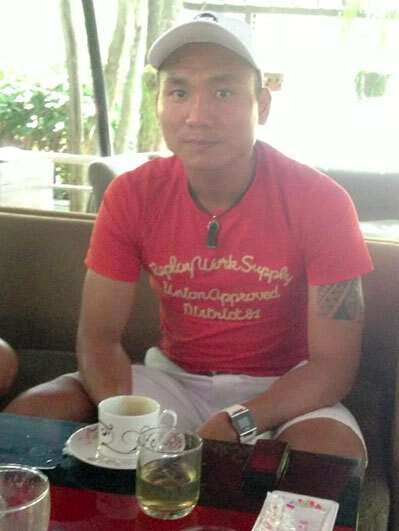 Hậu vệ Trương Huỳnh Phú thảnh thơi đi café sáng chủ nhật với bạn bè ở TP Quảng Ngãi. Hậu vệ Trương Huỳnh Phú thảnh thơi đi café sáng chủ nhật với bạn bè ở TP Quảng Ngãi.