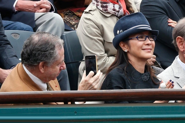 Jean Todt chụp ảnh cho bạn gái. Jean Todt chụp ảnh cho bạn gái.