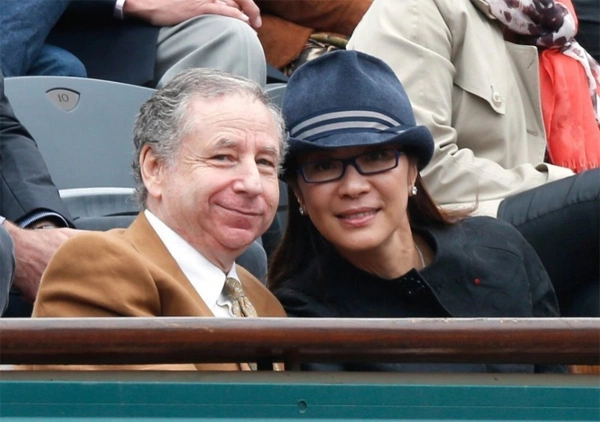Dương Tử Quỳnh và người tình Jean Todt, Chủ tịch Liên đoàn Ôtô đua Quốc tế, cựu giám đốc điều hành đội đua F1 Ferrari. Dương Tử Quỳnh và người tình Jean Todt, Chủ tịch Liên đoàn Ôtô đua Quốc tế, cựu giám đốc điều hành đội đua F1 Ferrari.