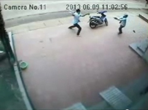 Người dân dũng cảm dùng gạch đá đối đầu với tên cướp có súng. Ảnh cắt từ clip Người dân dũng cảm dùng gạch đá đối đầu với tên cướp có súng. Ảnh cắt từ clip