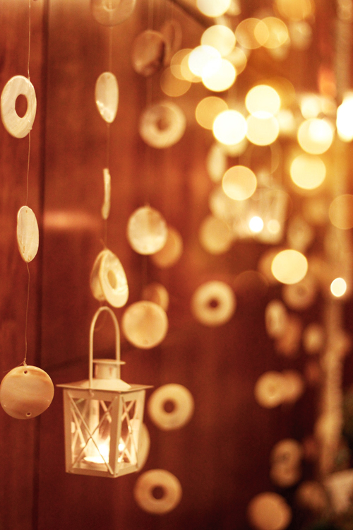 Trong không gian tiệc còn có nhiều dải dây rủ kết từ vỏ ốc đáng yêu. Trong không gian tiệc còn có nhiều dải dây rủ kết từ vỏ ốc đáng yêu.