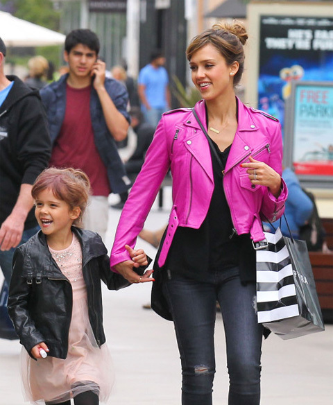 Jessica Alba dẫn bé Honor đi mua quà sinh nhật tại trung tâm mua sắm Jessica Alba dẫn bé Honor đi mua quà sinh nhật tại trung tâm mua sắm