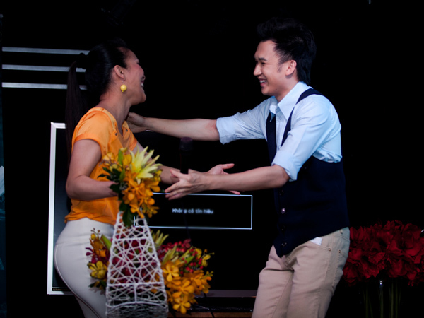 Khi Dương Triệu Vũ đang giới thiệu về hai sản phẩm mới, ca sĩ Hồng Ngọc bất ngờ xuất hiện cùng một lẵng hoa dành tặng anh. Khi Dương Triệu Vũ đang giới thiệu về hai sản phẩm mới, ca sĩ Hồng Ngọc bất ngờ xuất hiện cùng một lẵng hoa dành tặng anh.