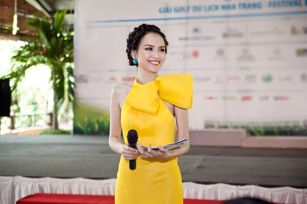 Hoa hậu diện bộ đầm vàng nổi bật của nhà thiết kế Lê Thanh Hòa, thu hút mọi ánh nhìn bởi vẻ rạng rỡ. Hoa hậu diện bộ đầm vàng nổi bật của nhà thiết kế Lê Thanh Hòa, thu hút mọi ánh nhìn bởi vẻ rạng rỡ.
