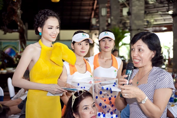 dần thể hiẹn là một MC duyên dáng và chuyên nghiệp .Được biết cô sắp tới sẽ xuất hiện thường xuyên hơn trong vai trò là một người dẫn chương trình chuyên nghiệp hơn. dần thể hiẹn là một MC duyên dáng và chuyên nghiệp .Được biết cô sắp tới sẽ xuất hiện thường xuyên hơn trong vai trò là một người dẫn chương trình chuyên nghiệp hơn.