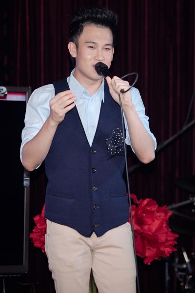Trưa 10/6, Dương Triệu Vũ có buổi họp báo giới thiệu DVD 'Kể từ đêm đó' và album nhạc xưa 'Phố vắng em rồi' tại phòng trà WE, TP HCM. Trưa 10/6, Dương Triệu Vũ có buổi họp báo giới thiệu DVD 'Kể từ đêm đó' và album nhạc xưa 'Phố vắng em rồi' tại phòng trà WE, TP HCM.