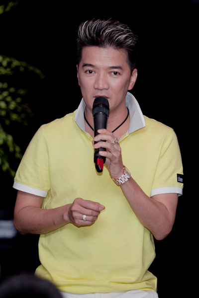 Ca sĩ Đàm Vĩnh Hưng đến dự họp báo, thỉnh thoảng 'nhắc tuồng' cho Dương Triệu Vũ. Anh tự hào khi thấy người em ngày càng chững chạc và tạo được phong cách riêng. Ca sĩ Đàm Vĩnh Hưng đến dự họp báo, thỉnh thoảng 'nhắc tuồng' cho Dương Triệu Vũ. Anh tự hào khi thấy người em ngày càng chững chạc và tạo được phong cách riêng.