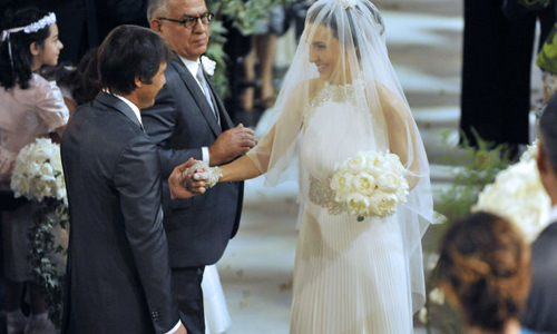 Nụ cười hạnh phúc của Elisabeth khi chú rể nắm tay nàng. Nụ cười hạnh phúc của Elisabeth khi chú rể nắm tay nàng.