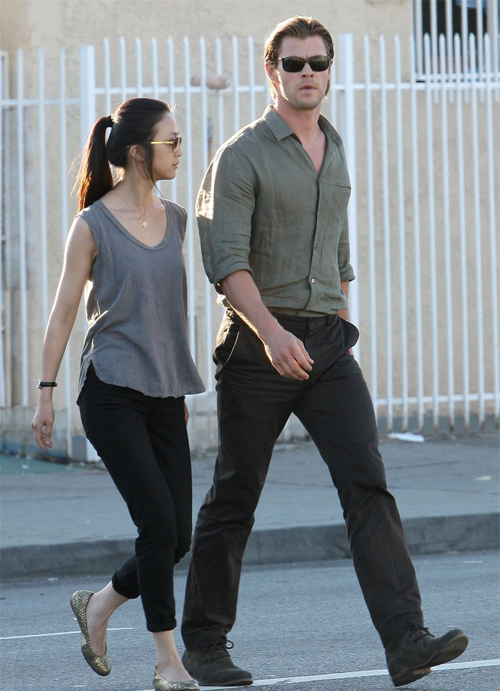 Thang Duy và Chris Hemsworth trên phim trường