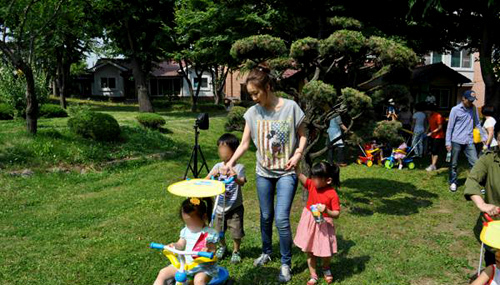 Nữ diễn viên nổi tiếng giản dị khi chơi đùa cùng các em nhỏ. Nữ diễn viên nổi tiếng giản dị khi chơi đùa cùng các em nhỏ.