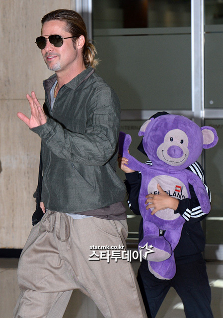 Trong khi đó, Brad Pitt luôn tươi cười vẫy tay chào các phóng viên Hàn. Trong khi đó, Brad Pitt luôn tươi cười vẫy tay chào các phóng viên Hàn.