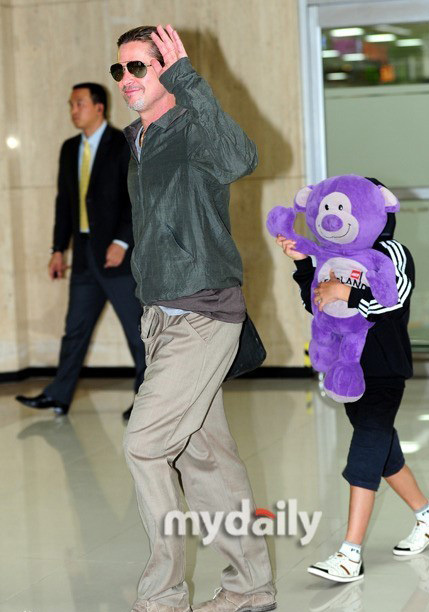 Sáng 11/6, Brad Pitt và cậu con trai nuôi người Việt xuống sân bay Gimpo ở Seoul, Hàn Quốc. Sáng 11/6, Brad Pitt và cậu con trai nuôi người Việt xuống sân bay Gimpo ở Seoul, Hàn Quốc.