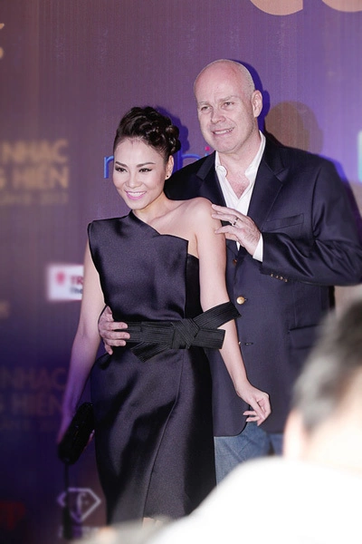 Chồng Thu Minh là người cương trực, thẳng thắn nhưng cũng rất tình cảm. Chồng Thu Minh là người cương trực, thẳng thắn nhưng cũng rất tình cảm.