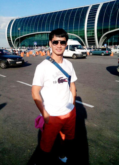 Vừa đặt chân xuống Moscow. 8h tối mà nắng chang chang, chợt nghĩ nếu nước mình mà ngày dài thế này thì bà con nông dân vui lắm vì có nhiều thời gian làm việc ngoài cánh đồng. Anh em thể thao cũng vui vì đá bóng, tennis... thoải mái... Chỉ thương các bác chủ quán trà chanh... ". Vừa đặt chân xuống Moscow. 8h tối mà nắng chang chang, chợt nghĩ nếu nước mình mà ngày dài thế này thì bà con nông dân vui lắm vì có nhiều thời gian làm việc ngoài cánh đồng. Anh em thể thao cũng vui vì đá bóng, tennis... thoải mái... Chỉ thương các bác chủ quán trà chanh... ".