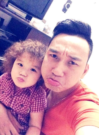 Nghệ sĩ Thành Trung và con gái cùng "Làm xấu" ngộ nghĩnh. Nghệ sĩ Thành Trung và con gái cùng "Làm xấu" ngộ nghĩnh.