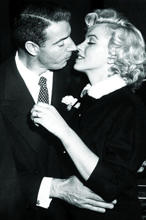 Marilyn Monroe trong bộ váy ngắn có áo khoác màu đen. Marilyn Monroe trong bộ váy ngắn có áo khoác màu đen.