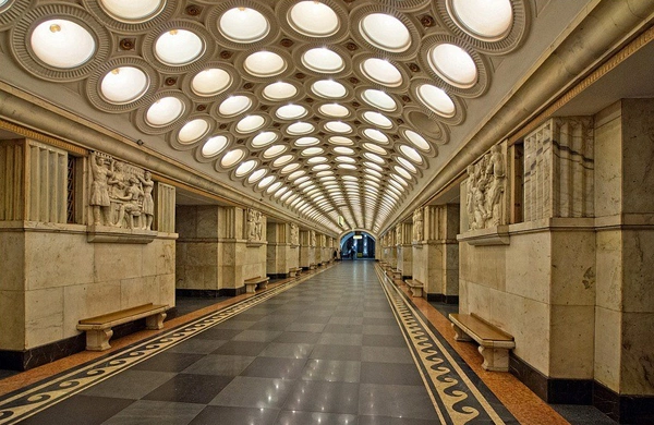 Trần ga Elektrozavodskaya được bao phủ bởi sáu hàng đèn lồng tròn với 318 chiếc đèn và 12 bức Trần ga Elektrozavodskaya được bao phủ bởi sáu hàng đèn lồng tròn với 318 chiếc đèn và 12 bức