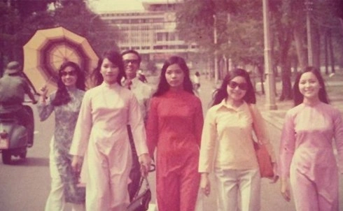 Ái Vân (phải) và bạn bè trên đường phố Sài Gòn năm 1975. Ảnh tư liệu. Ái Vân (phải) và bạn bè trên đường phố Sài Gòn năm 1975. Ảnh tư liệu.