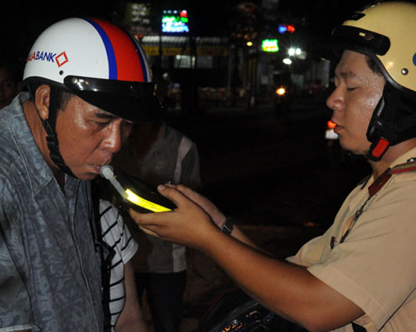Ảnh 6: Lực lượng CSGT được trang bị máy đo nồng độ cồn, camera&trong quá trình làm việc để xem là bằng chứng.