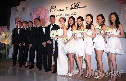 Vợ chồng Quan Dĩnh và các phù dâu, phù rể. Vợ chồng Quan Dĩnh và các phù dâu, phù rể.