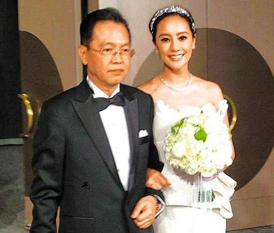 Cha Quan Dĩnh đưa con vào lễ đường. Cha Quan Dĩnh đưa con vào lễ đường.