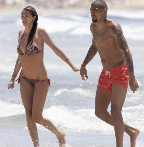 Kevin Boateng và người yêu quyến rũ vẫn mải mê với những con sóng trên đảo Ibiza. Kevin Boateng và người yêu quyến rũ vẫn mải mê với những con sóng trên đảo Ibiza.