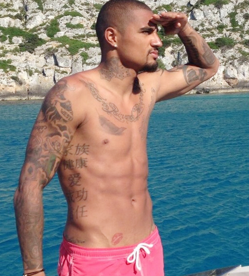 Boateng gây chú ý với tấm ảnh mình trần khoe hình xăm và vết son môi được cho là của Melissa Satta ở eo. Boateng gây chú ý với tấm ảnh mình trần khoe hình xăm và vết son môi được cho là của Melissa Satta ở eo.