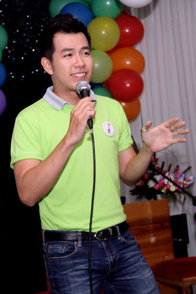 Nam ca sĩ mặc áo đồng phục fanclub, giản dị nhưng vẫn điển trai và lịch lãm. Nam ca sĩ mặc áo đồng phục fanclub, giản dị nhưng vẫn điển trai và lịch lãm.