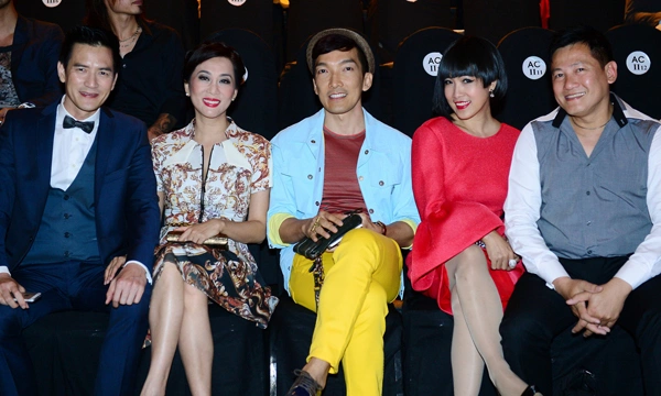 MC Kỳ Duyên sánh vai bạn trai đi xem các nhà thiết kế trẻ trổ tài. Đôi tình nhân hội ngộ vợ chồng nhiếp ảnh gia Quốc Huy trong chương trình. MC Kỳ Duyên sánh vai bạn trai đi xem các nhà thiết kế trẻ trổ tài. Đôi tình nhân hội ngộ vợ chồng nhiếp ảnh gia Quốc Huy trong chương trình.